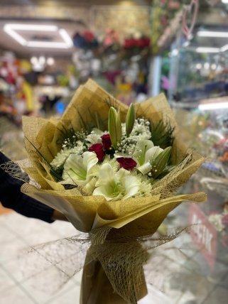 Beyaz Lilyum ve Gül Buketi