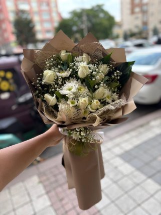 Beyaz Gül ve Krizantem Buketi