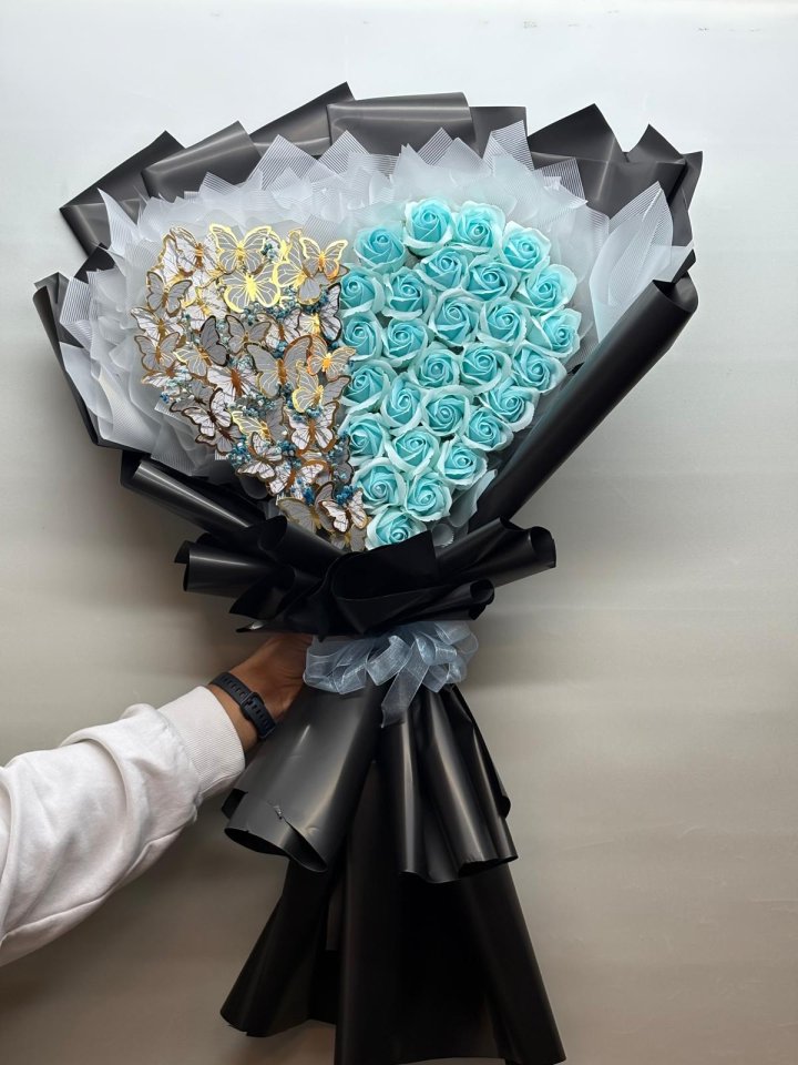 Kelebekler ve Mavi Güller