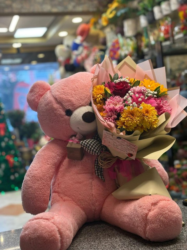 Sevimli Ayıcık ve Ellerinde Ciçekler