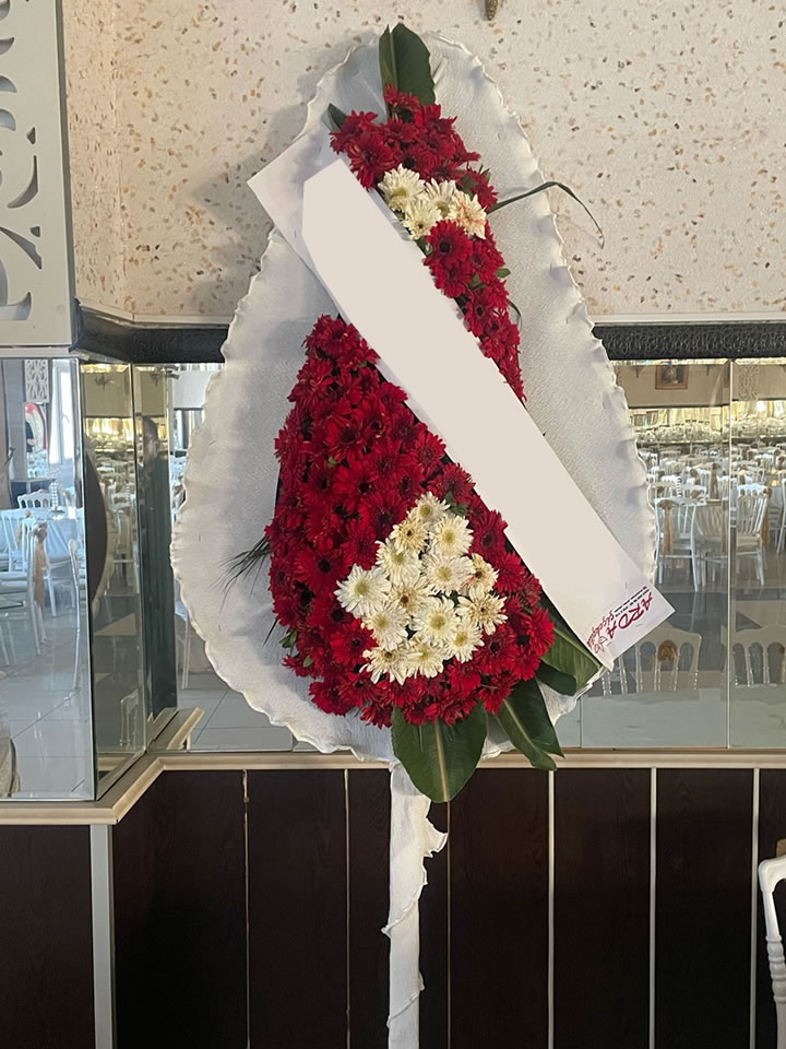 Kırmızı Beyaz Çiçekli Çelenk
