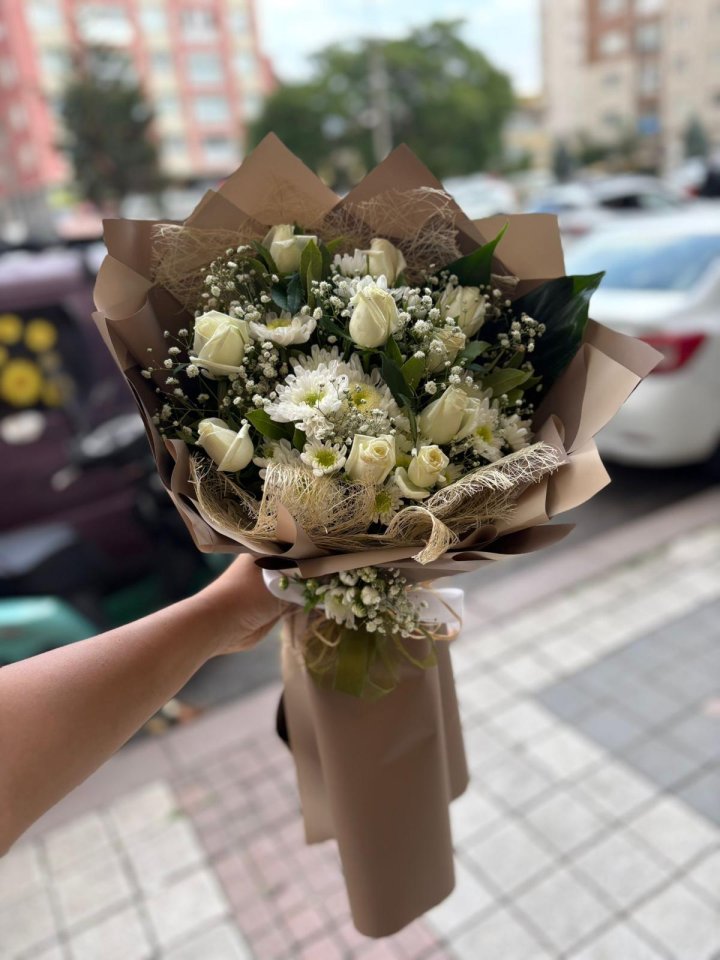 Beyaz Gül ve Krizantem Buketi