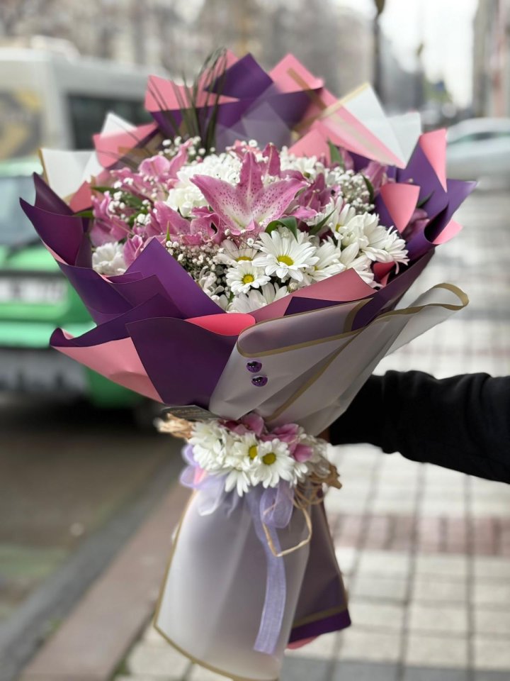 LİLANIN TONLARINI TAŞIYAN BUKET