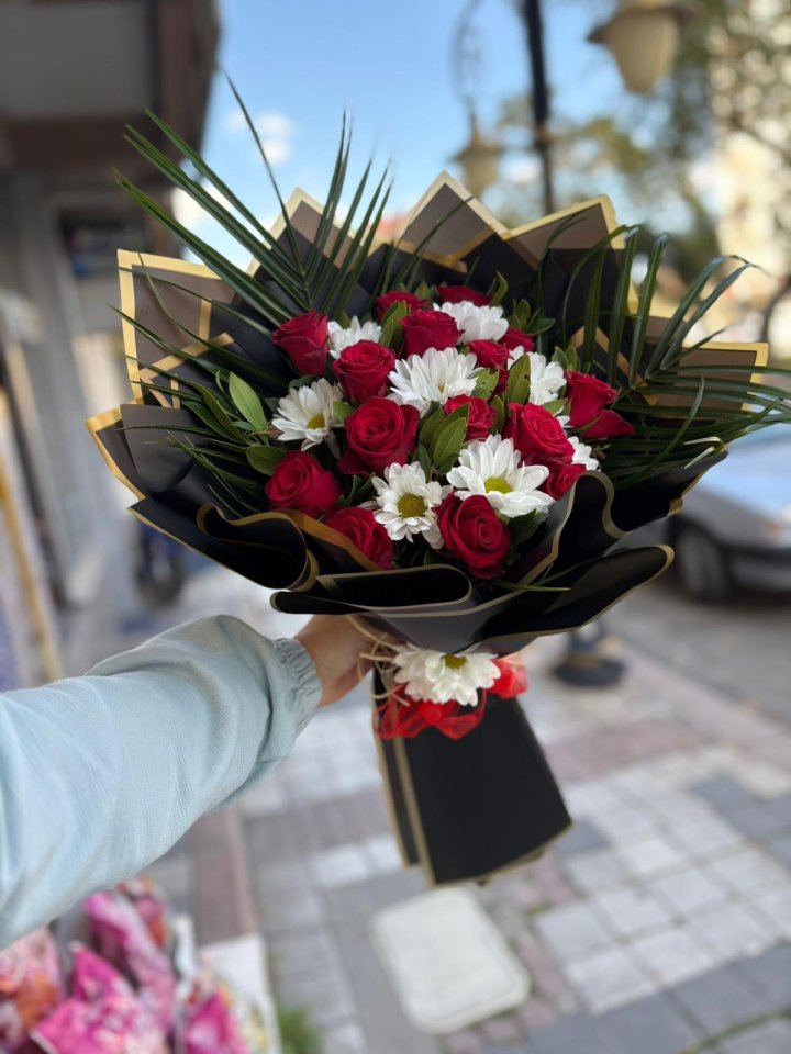 10 KIRMIZI GÜL PAPATYA BUKETİ