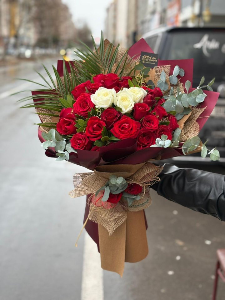 20 KIRMIZI 3 BEYAZ GÜL BUKETİ