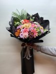 Çiçekçi - Siyah Zarafet Renkli Çiçek Buketi