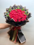 Çiçekçi - Siyah Ambalajlı Yapay Kırmızı Gül Buketi
