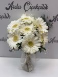 Çiçekçi - cam vazoda beyaz gerbera arajmanı