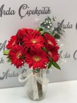 Çiçekçi - Vazoda Kırmızı Gerberalar